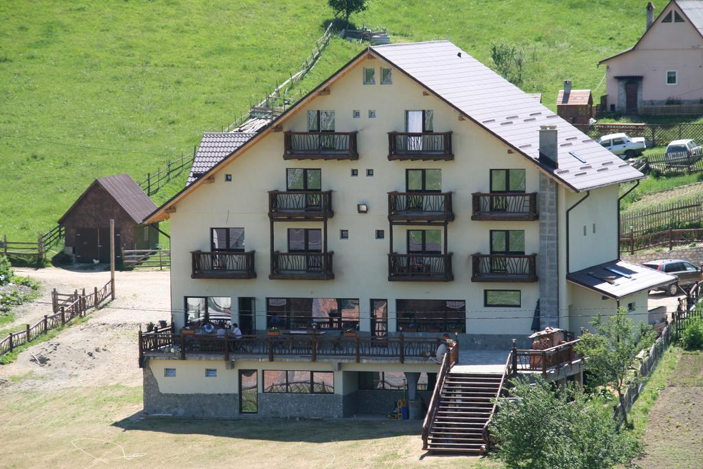 Pensiunea Ursul Carcotas Fundáta Kültér fotó